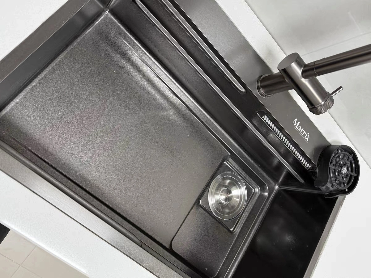Stainless steel sink with laser logo detail