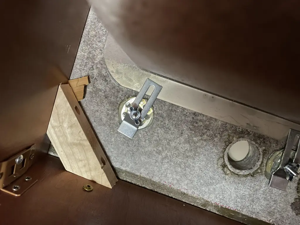 bracket for installing an undermount sink